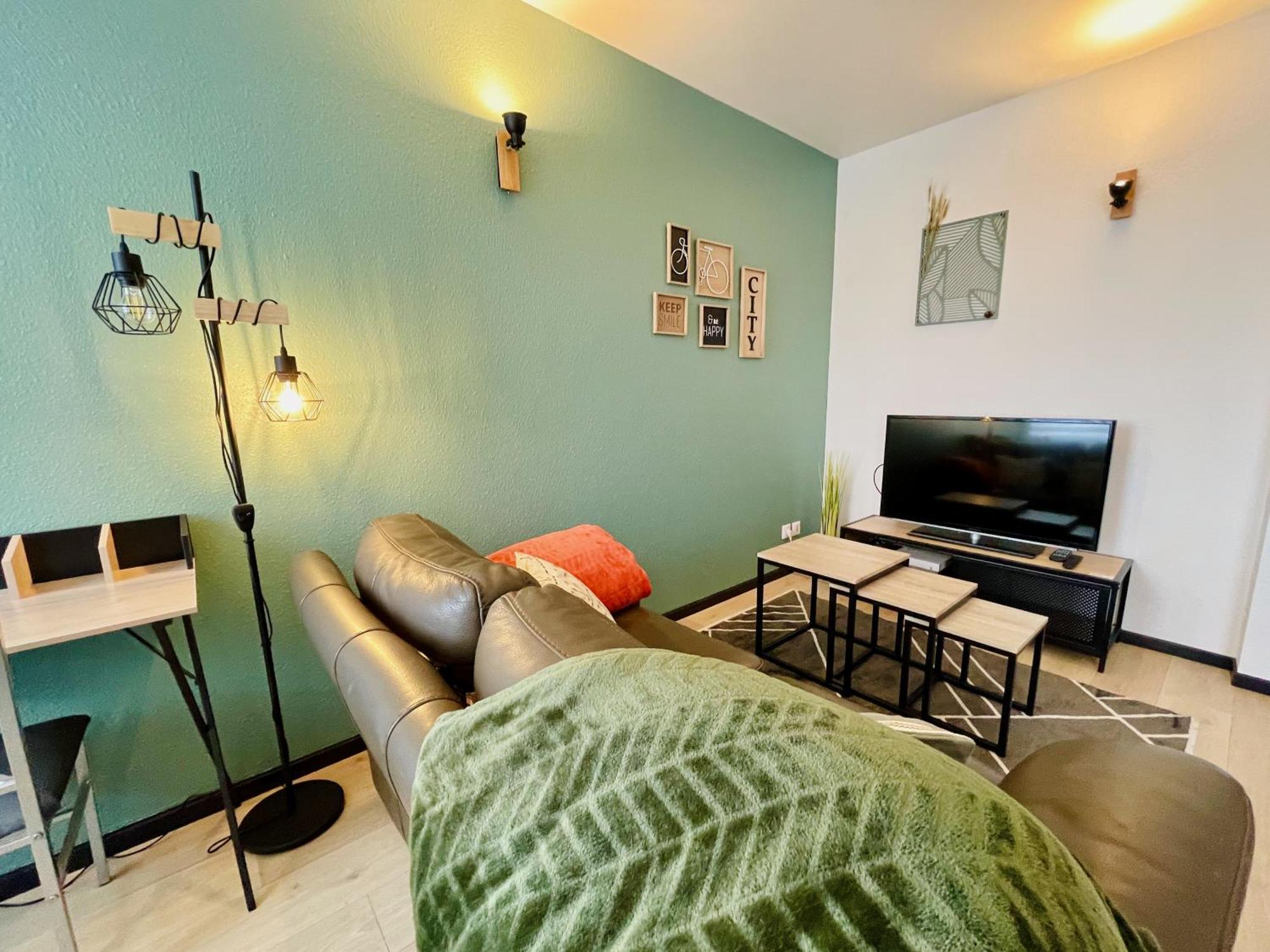 Joli Appartement Avec Parking Montbéliard Екстериор снимка
